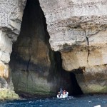 Entre les falaises de calcaire. כניסה לאחד הנקיקים